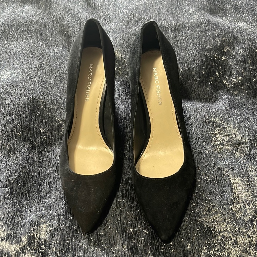 Marc Fisher Viviene 6.5 black suede pumps